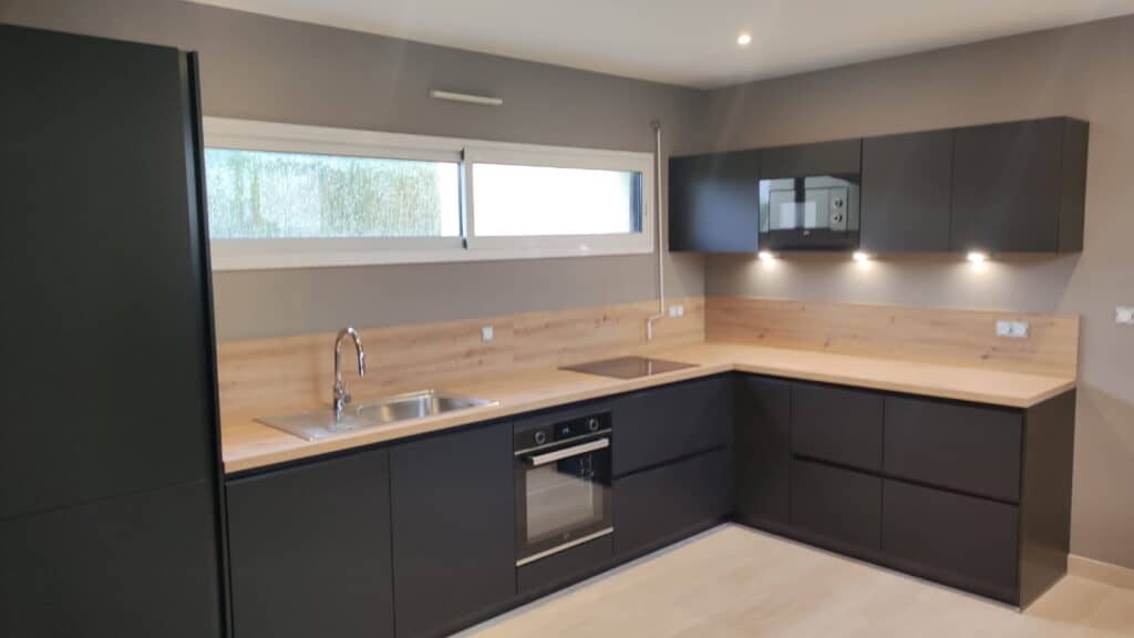 Cuisine Bois et noir, Réalisations Breizh Agenceur