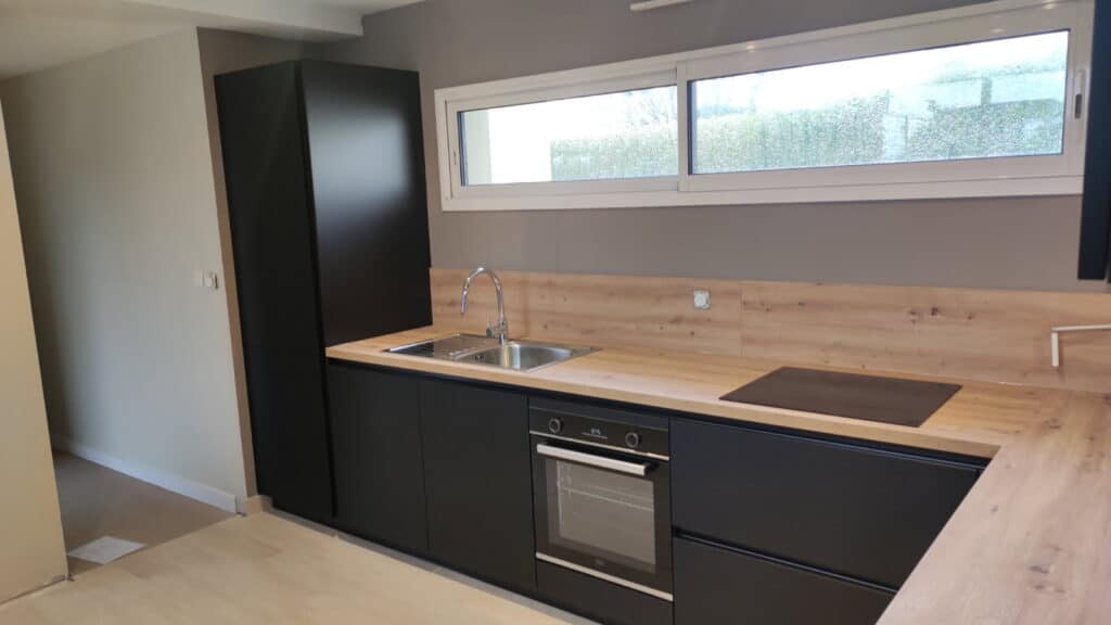 Cuisine Bois et noir, Réalisations Breizh Agenceur